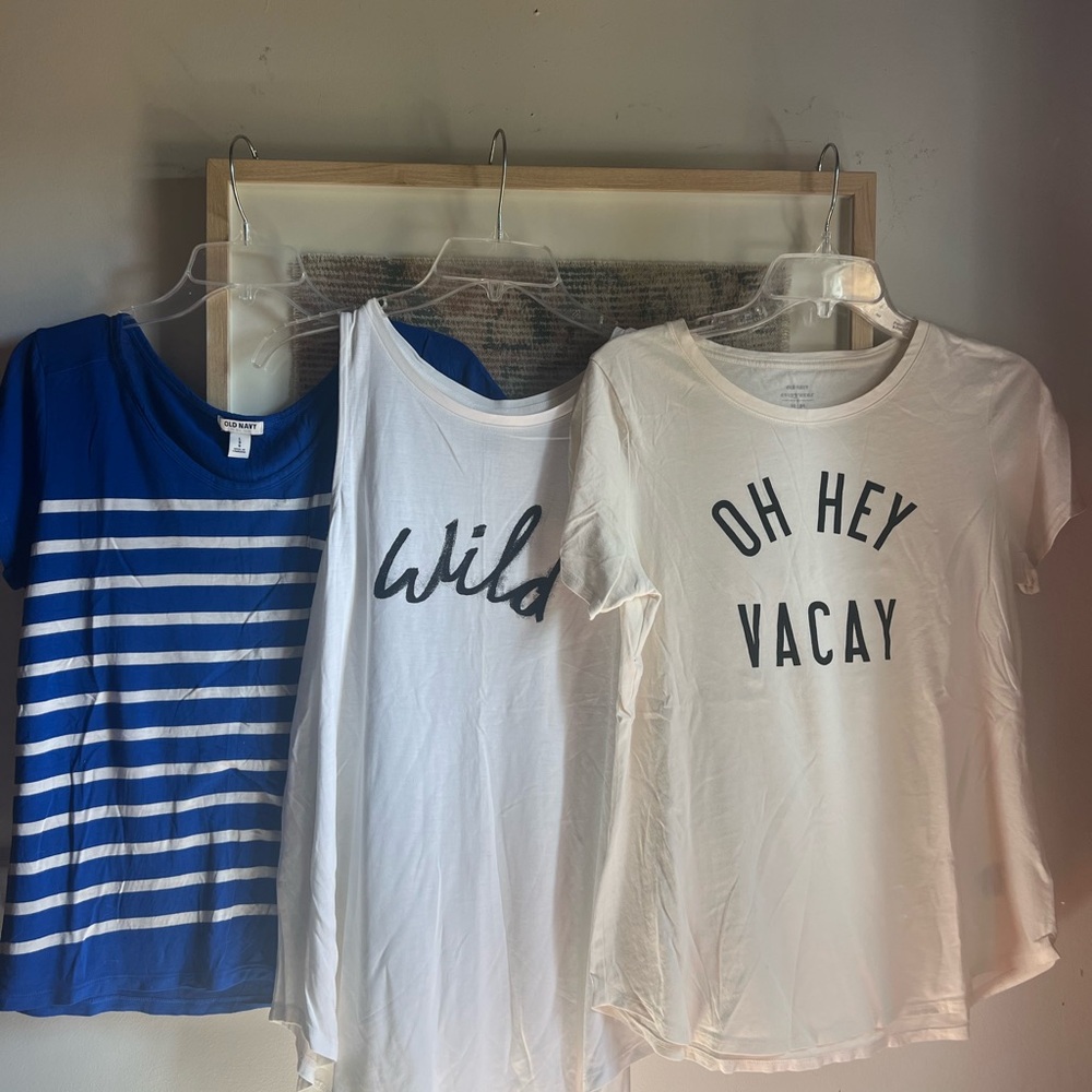 Bundle of 22 New & Gently Used Old Navy Tops. Size M